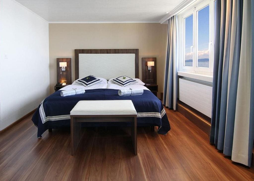 Double Room with Lake View room - Image 3