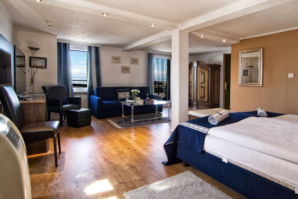 Single Room Facing Street room - Image 3