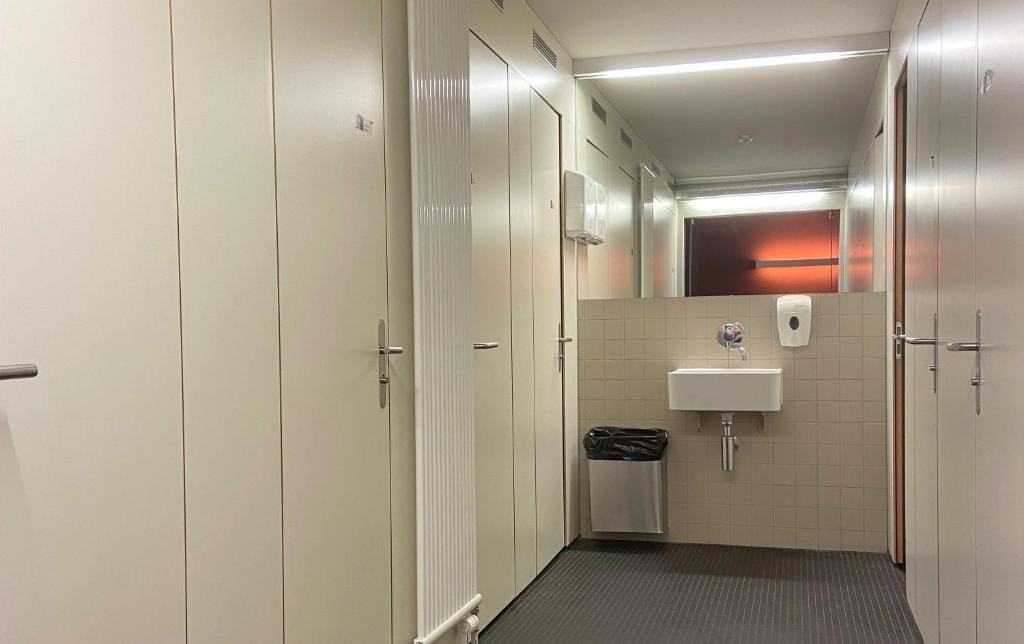 Sextuple Room with Shared Bathroom room - Image 1