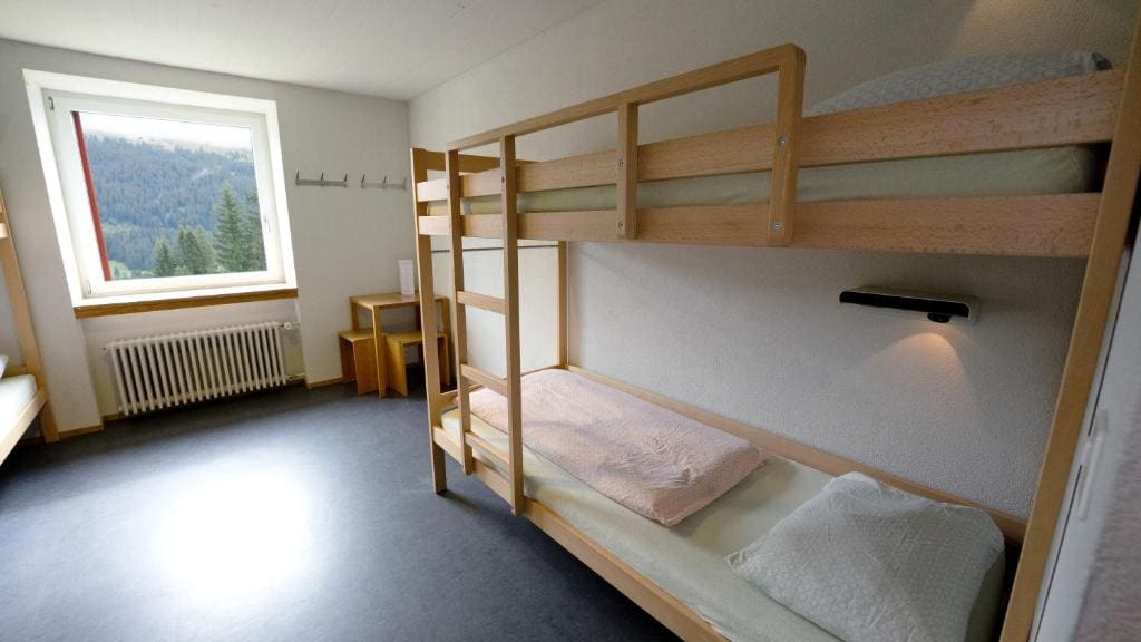Sextuple Room with Shared Bathroom room - Image 2