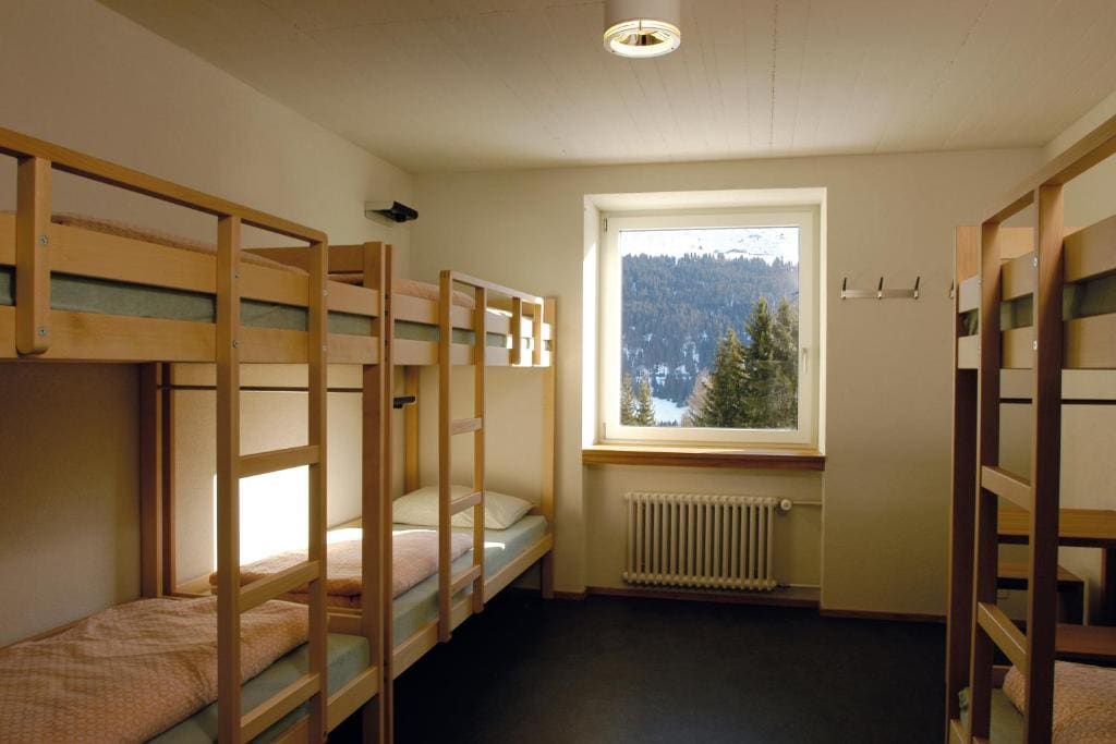 Sextuple Room with Shared Bathroom room - Image 3