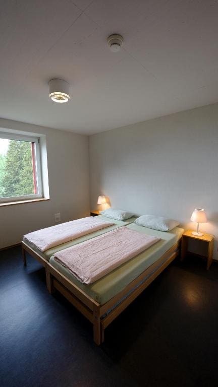 Single Room with Bathroom room - Image 3