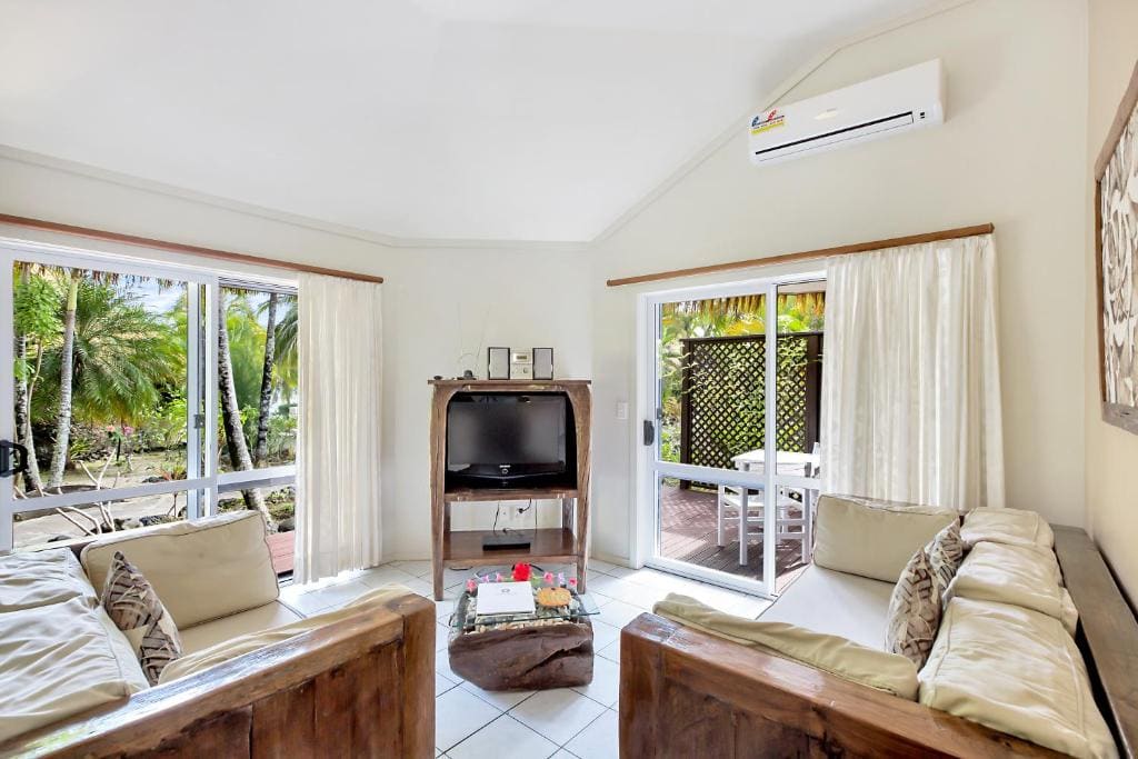 One Bedroom Beachfront Villa room - Image 1