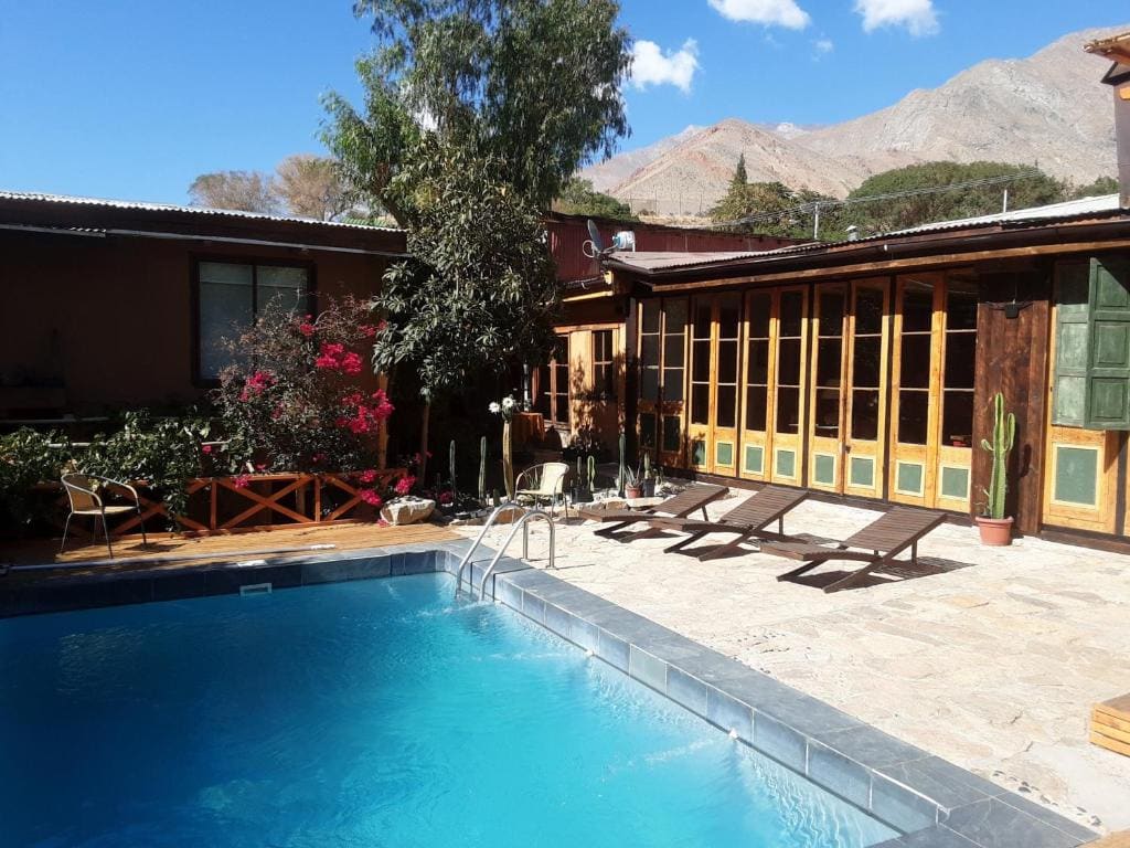 Double Room with Pool View room - Image 2