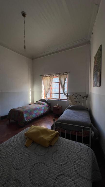 Basic Triple Room with Shared Bathroom room - Image 2