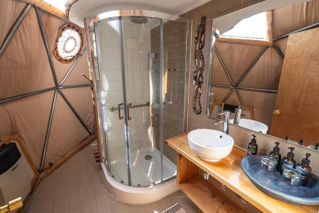Double or Twin Suite with Private Bathroom room - Image 3