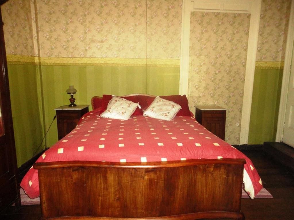Single Room with Shared Bathroom room - Image 2