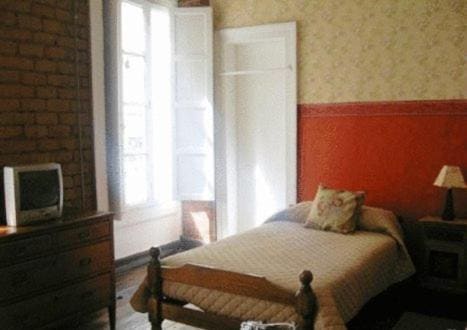 Single Room with Shared Bathroom room - Image 3