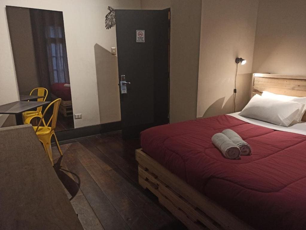 Queen Room with Shared Bathroom room - Image 3