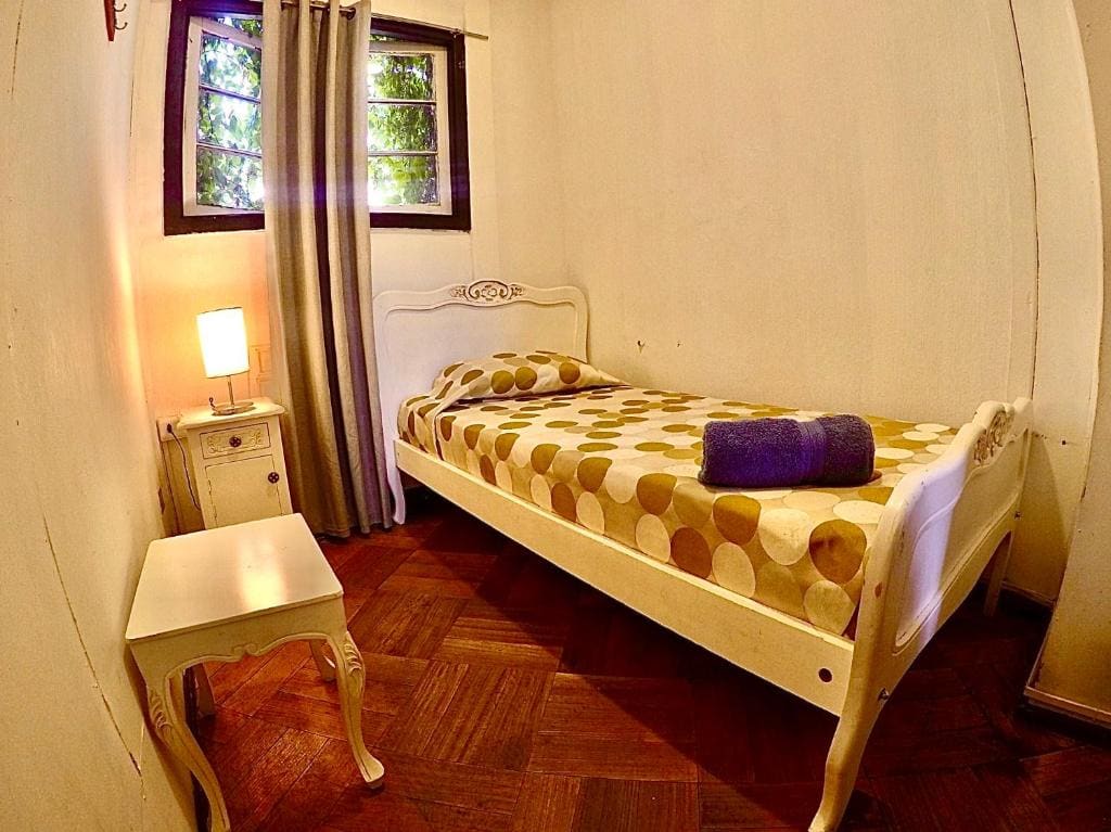 Single Room with Shared Bathroom room - Image 3