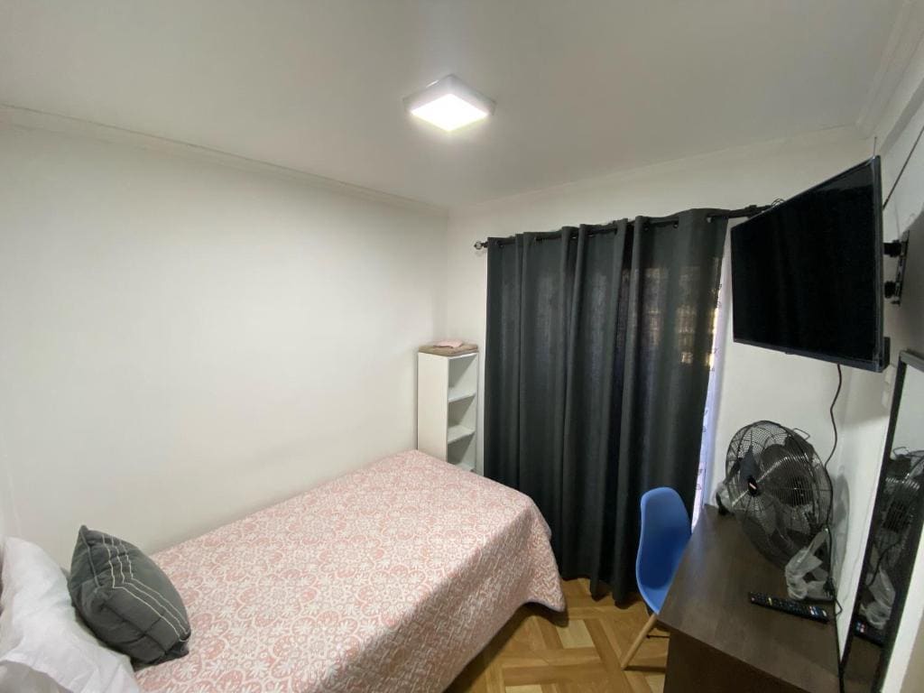Single Room with Shared Bathroom room - Image 3