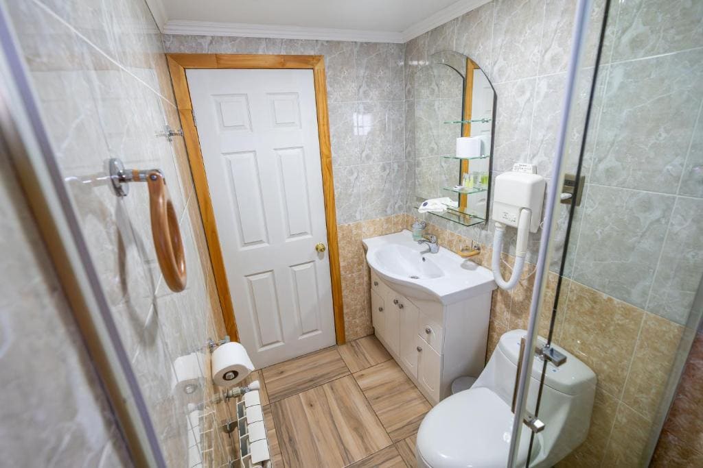 Twin Room with Private Bathroom room - Image 3