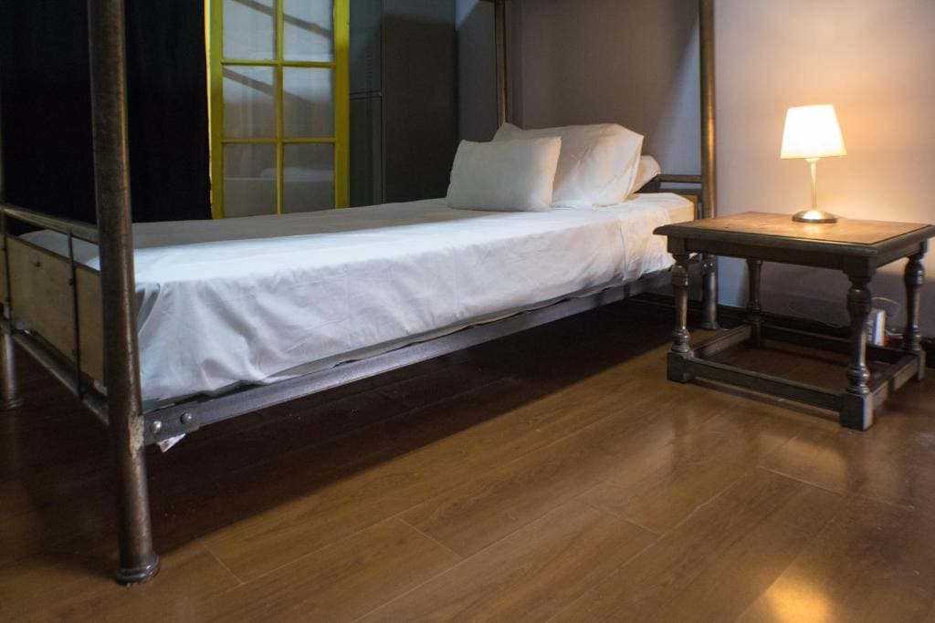 Standard Twin Room with Shared Bathroom room - Image 2