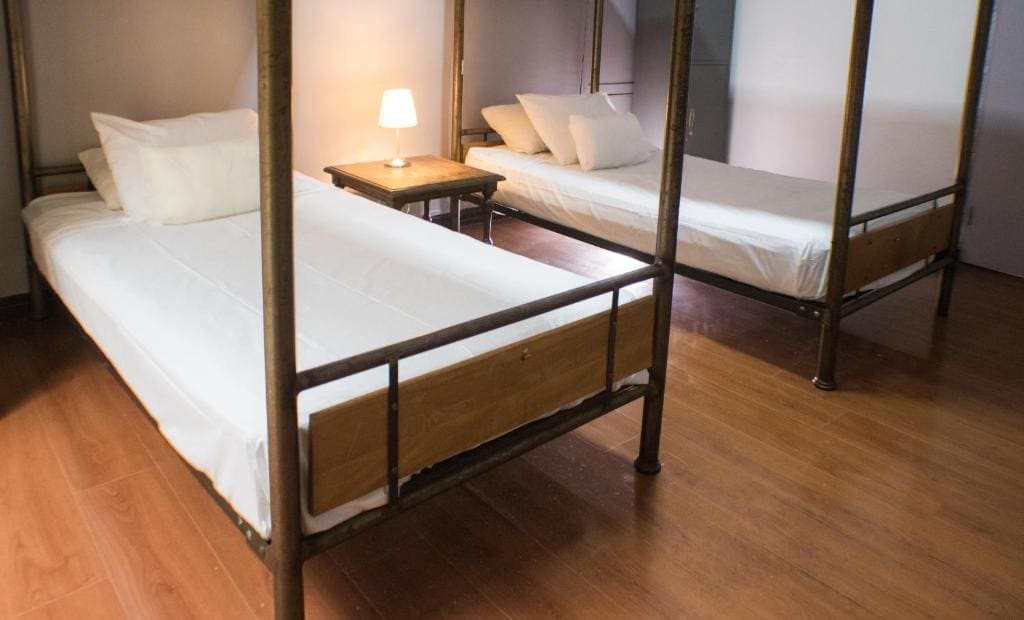 Standard Twin Room with Shared Bathroom room - Image 3