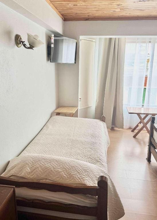 Triple Room with Private Bathroom room - Image 2