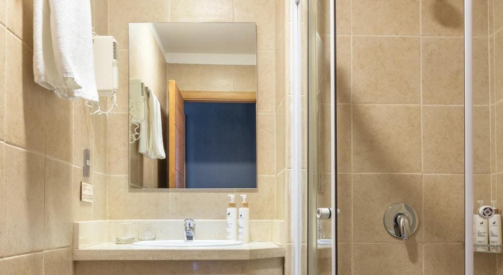 Standard Double or Twin Room room - Image 1