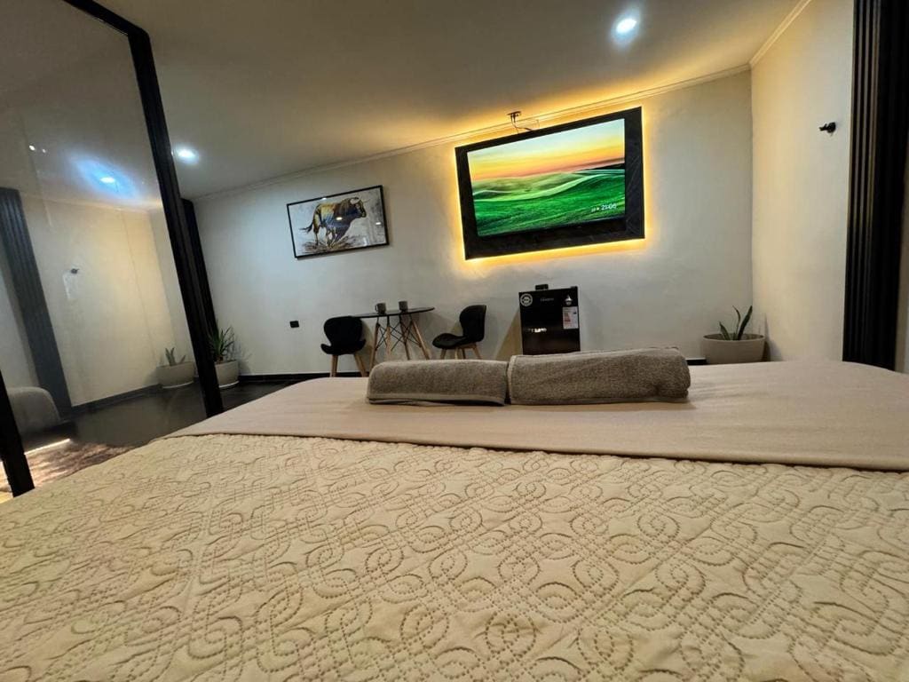 King Suite with Spa Bath room - Image 1