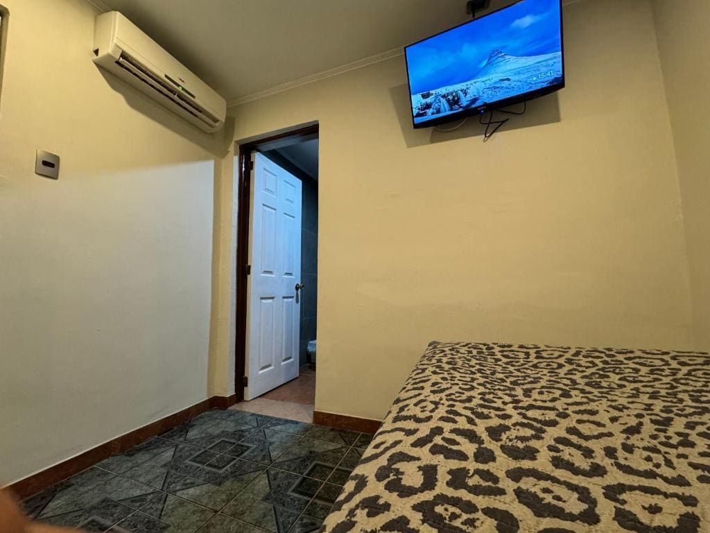 Single Room with Private Bathroom room - Image 2