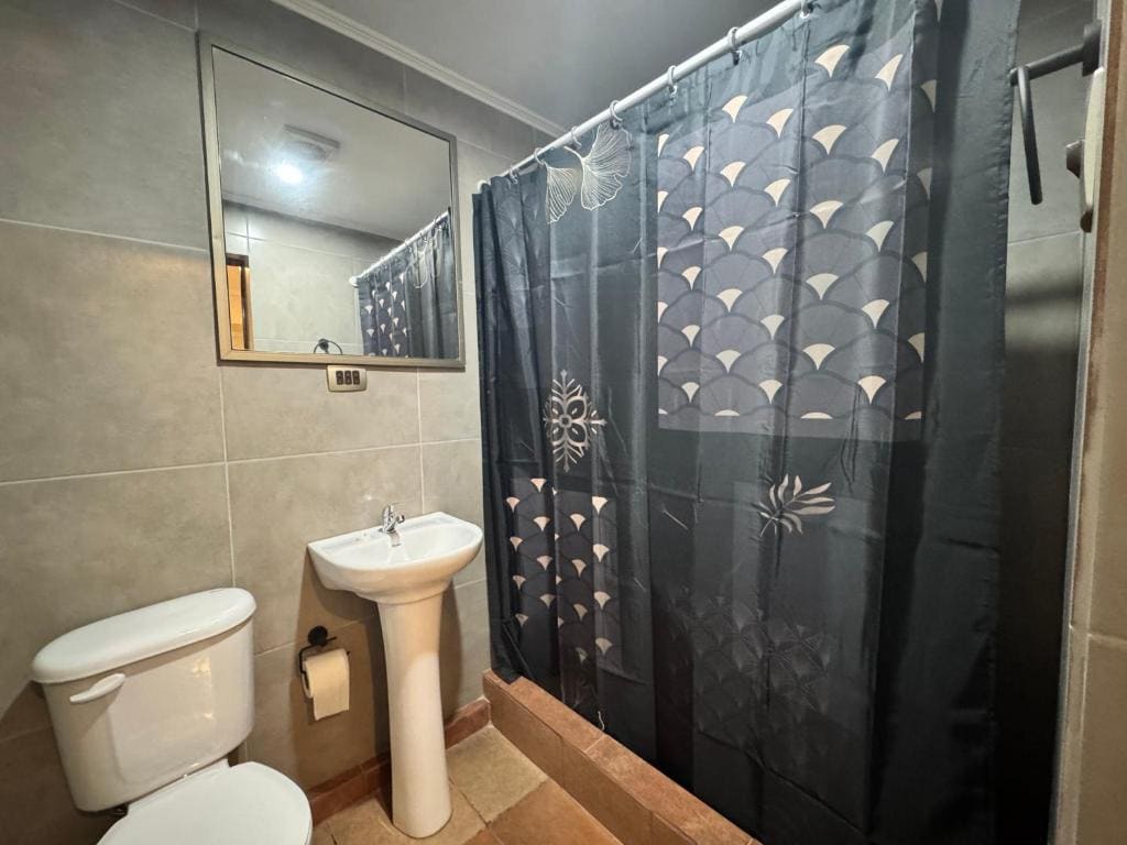 Single Room with Private Bathroom room - Image 3