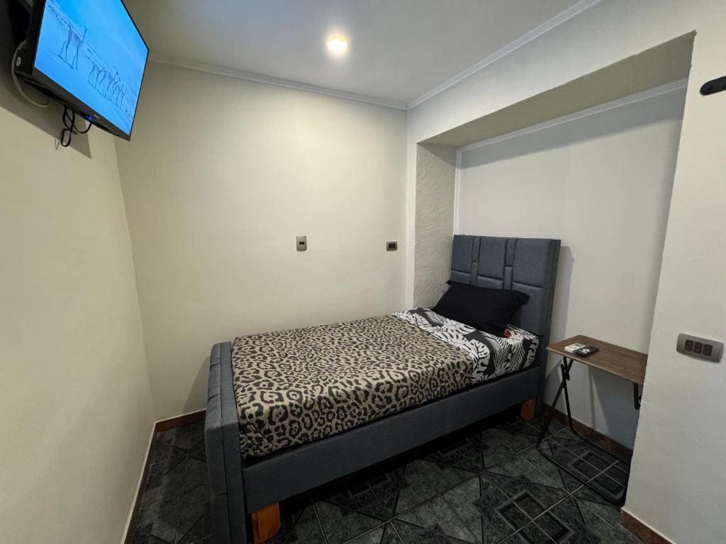 Single Room with Private Bathroom room - Image 1