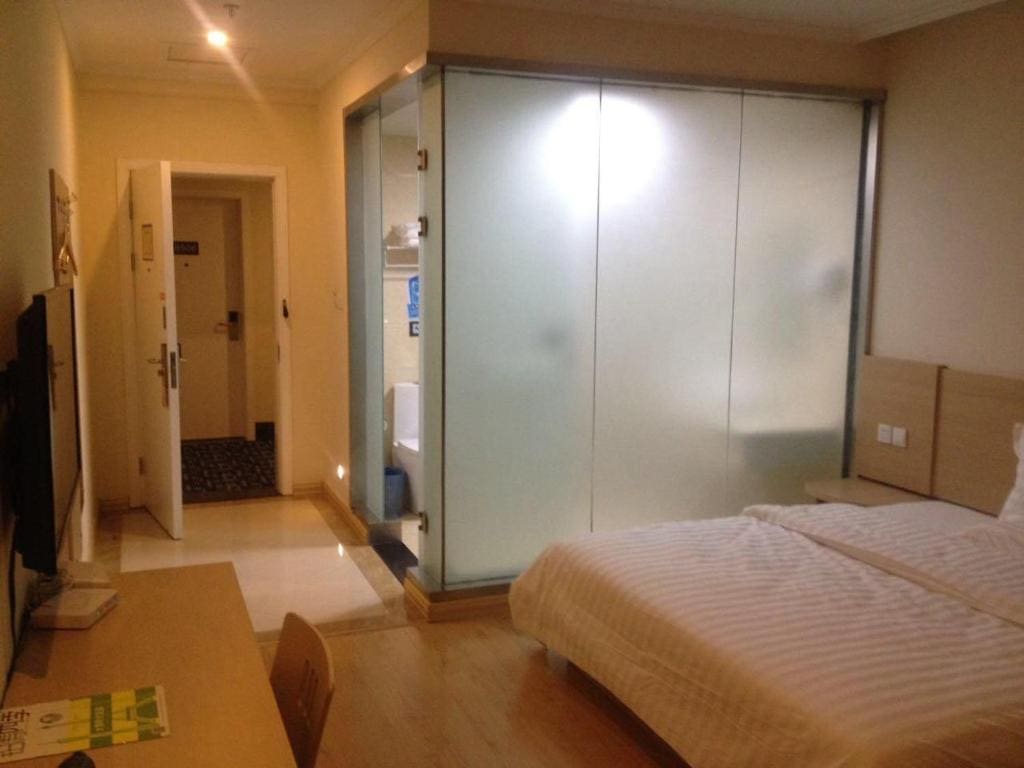 Comfortable Queen Room room - Image 1