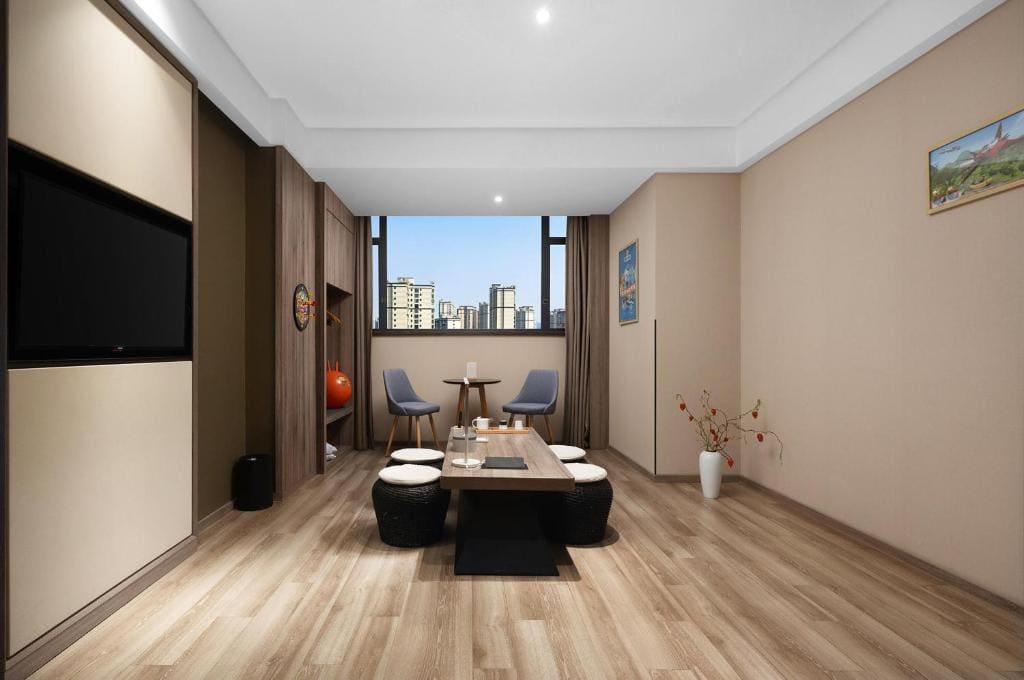 Deluxe Family Suite room - Image 3