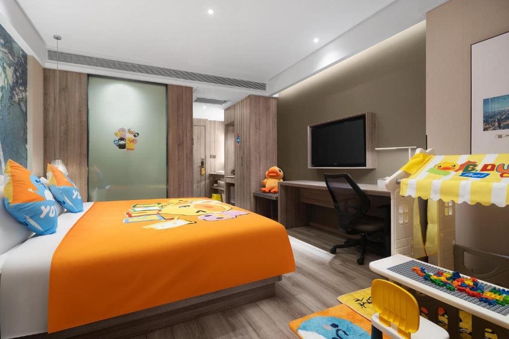 Executive Family Room room - Image 2