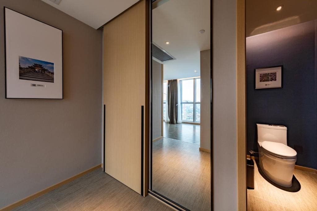 Jimu Suite with City View room - Image 3