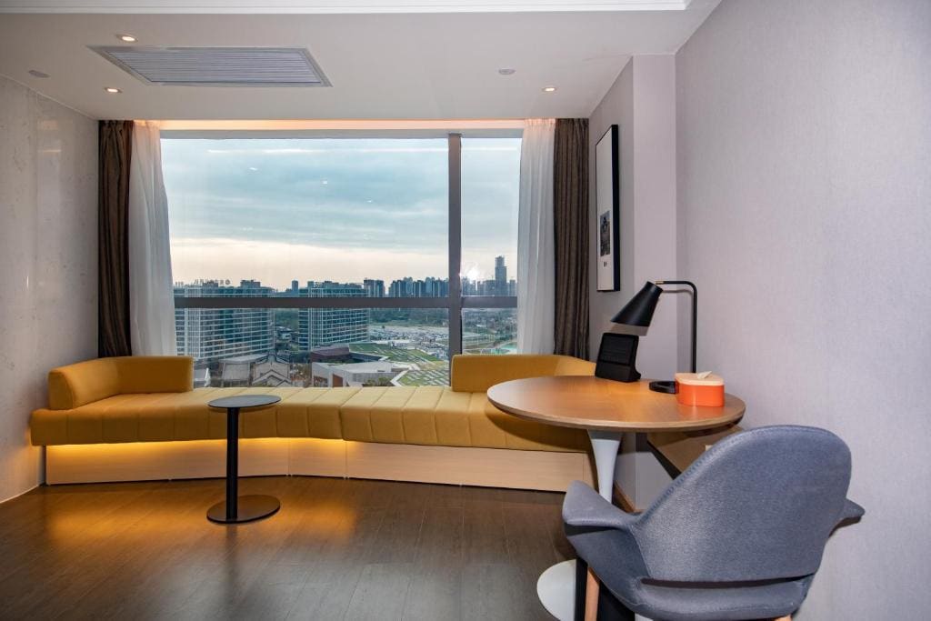 Jimu Suite with City View room - Image 2