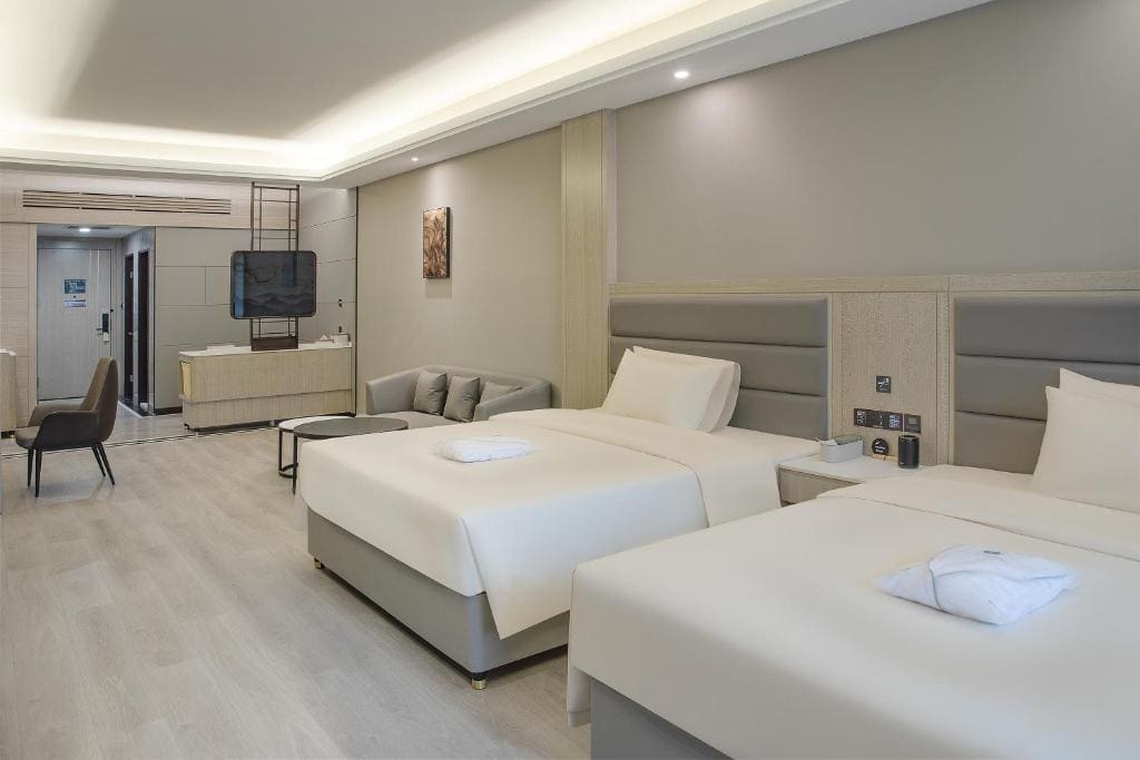 Deluxe Family Room room - Image 2