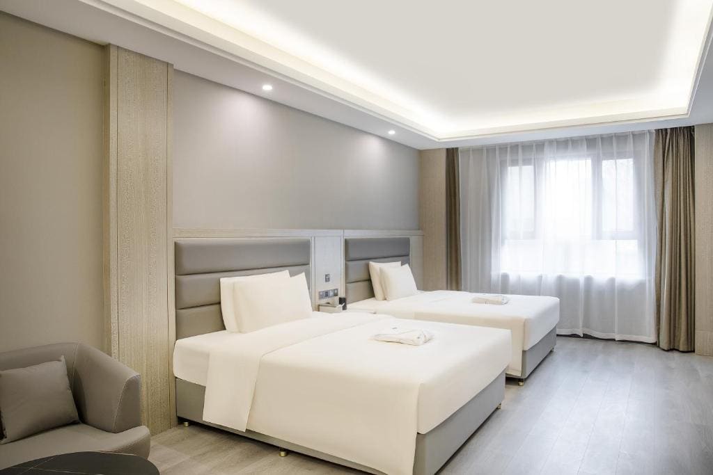 Deluxe Family Room room - Image 3