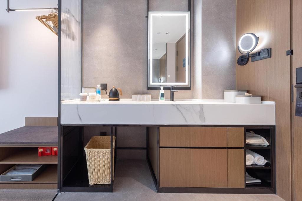 Superior Twin Room room - Image 3
