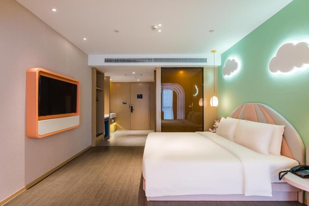 Executive Family Room room - Image 2