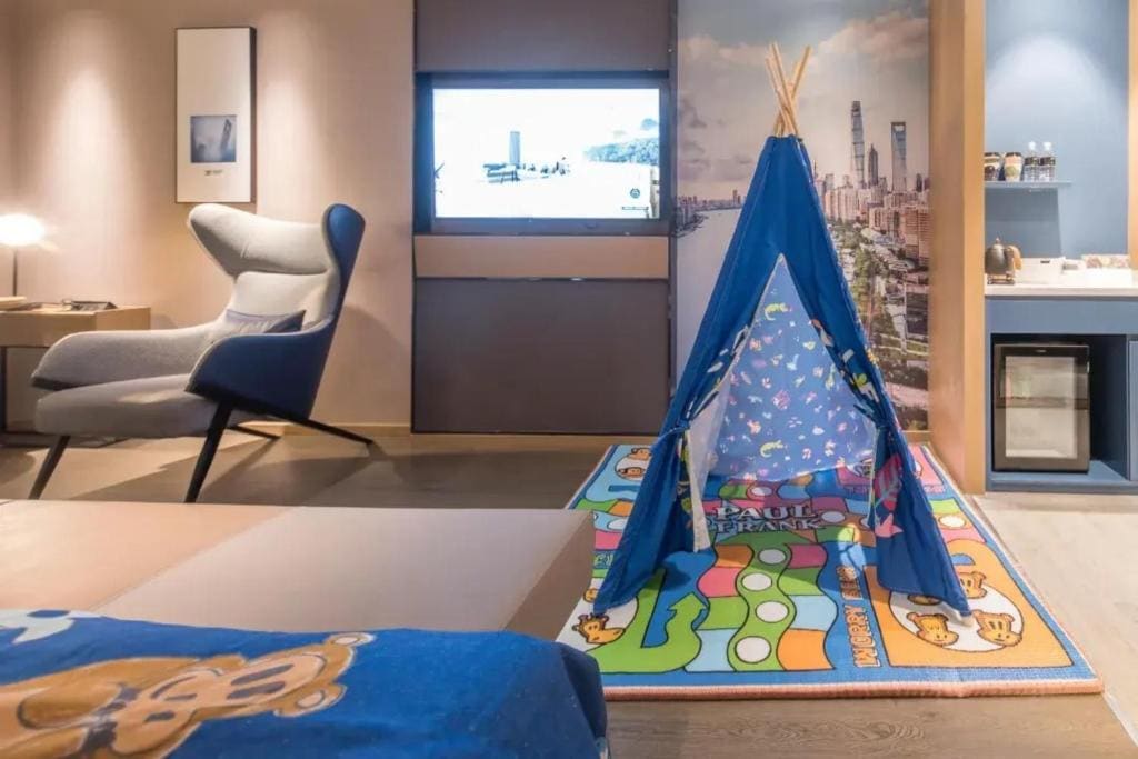 Deluxe Family Room room - Image 1