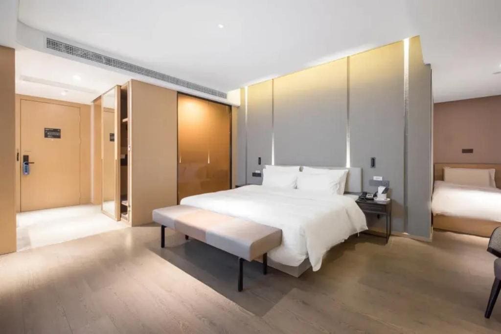Deluxe Family Room room - Image 2