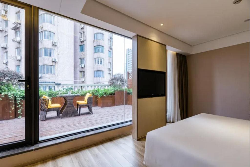 Deluxe Double Room with courtyard room - Image 3