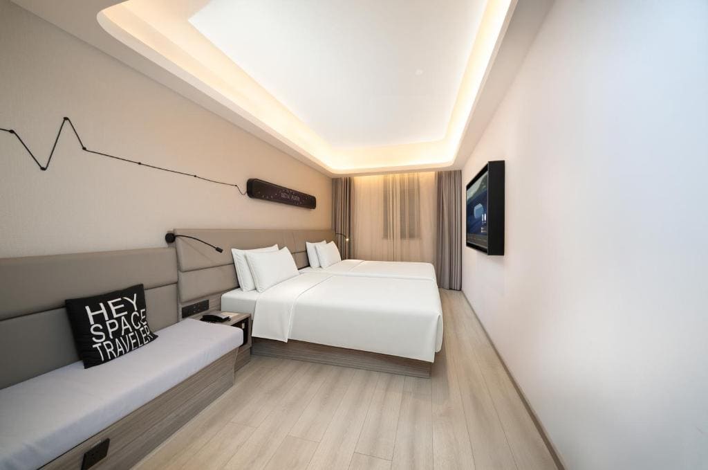 Standard Family Room room - Image 1