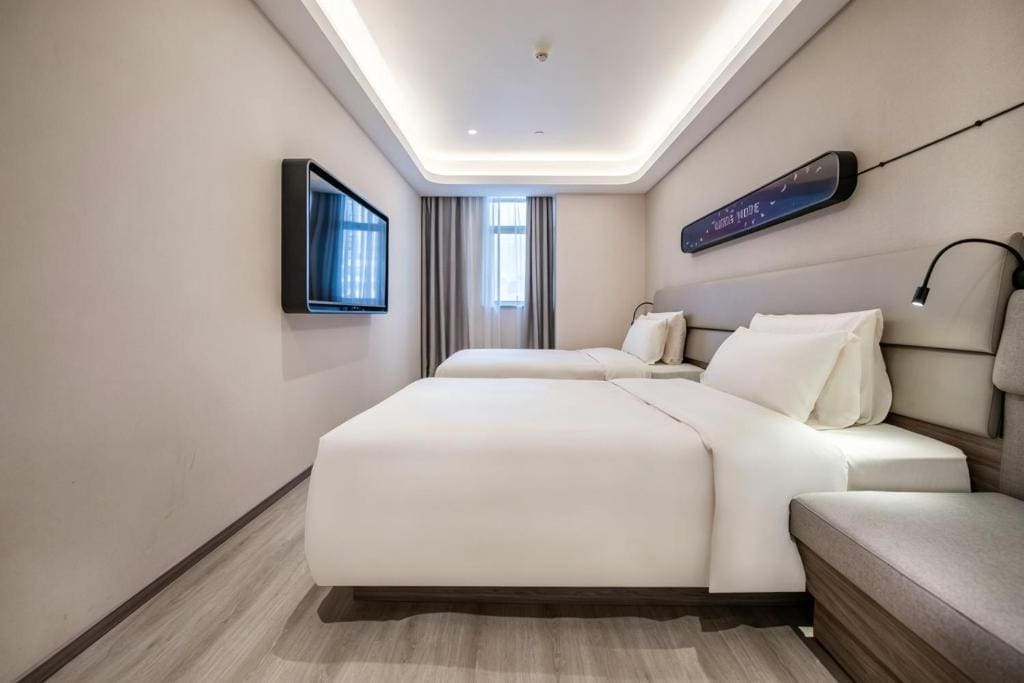 Standard Family Room room - Image 2