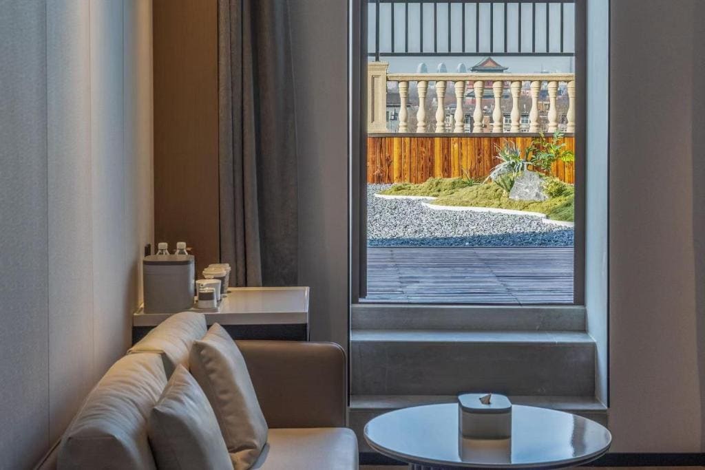Premier Double Room with Courtyard room - Image 2