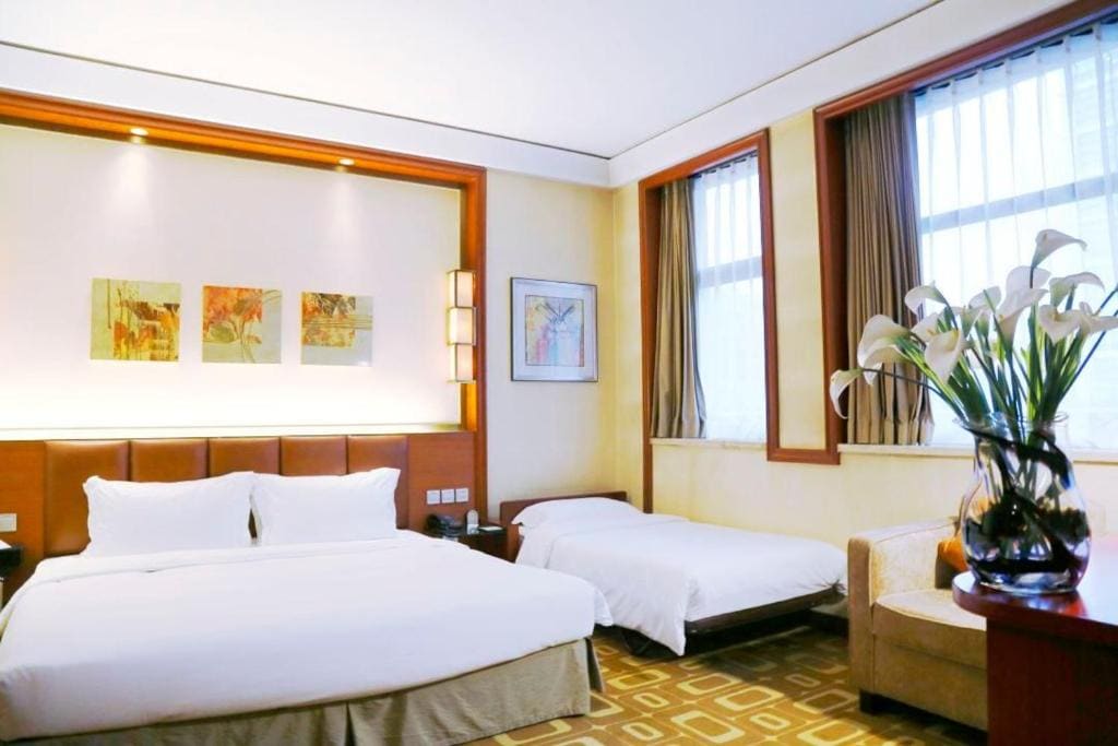 Business Deluxe Triple Room room - Image 1