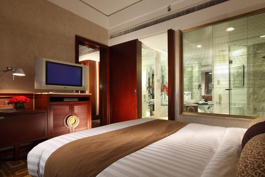 Business Queen Room room - Image 1