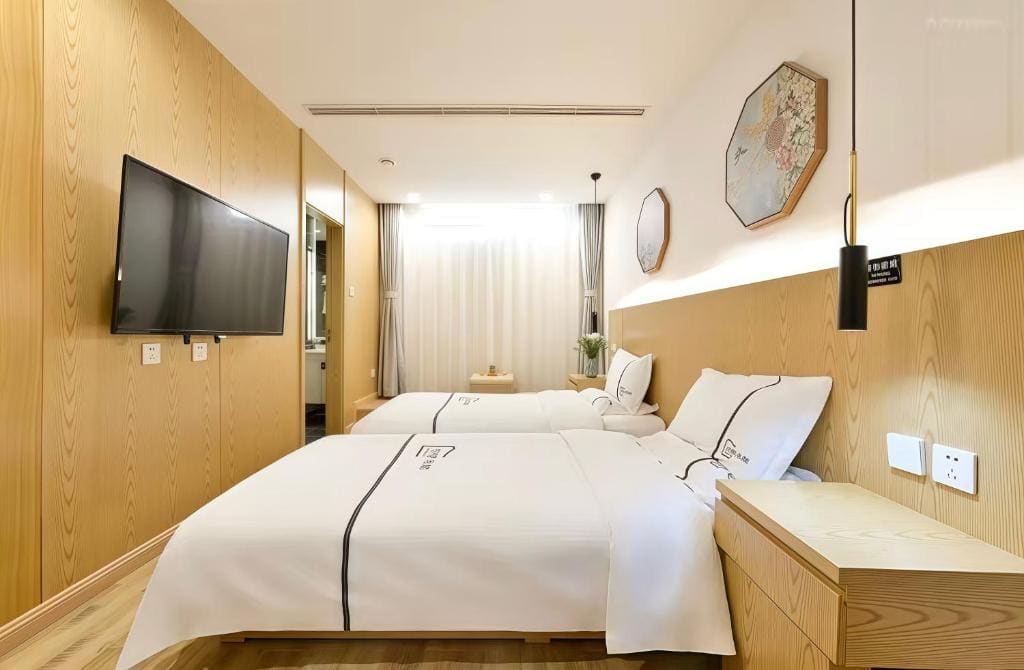 Li Yuan Deluxe Twin Room room - Image 1