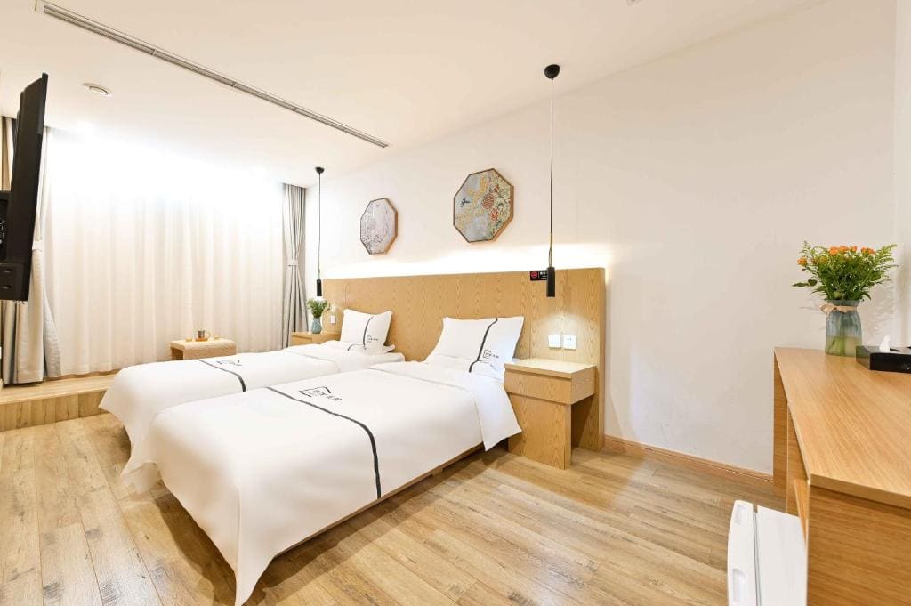 Li Yuan Deluxe Twin Room room - Image 2