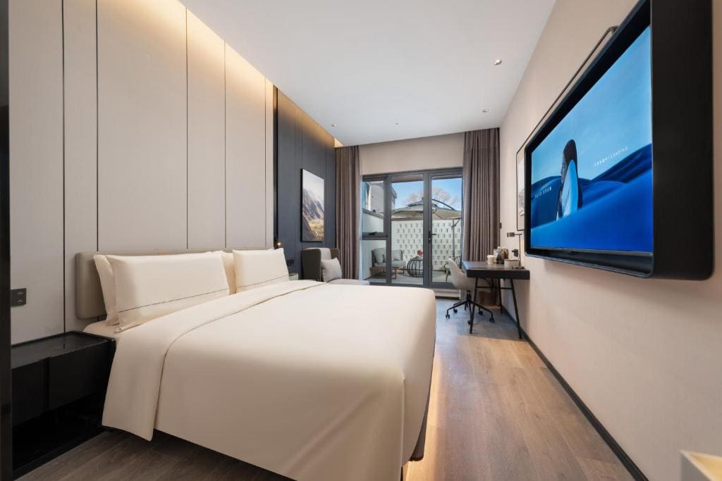 Executive Double Room with Courtyard room - Image 2