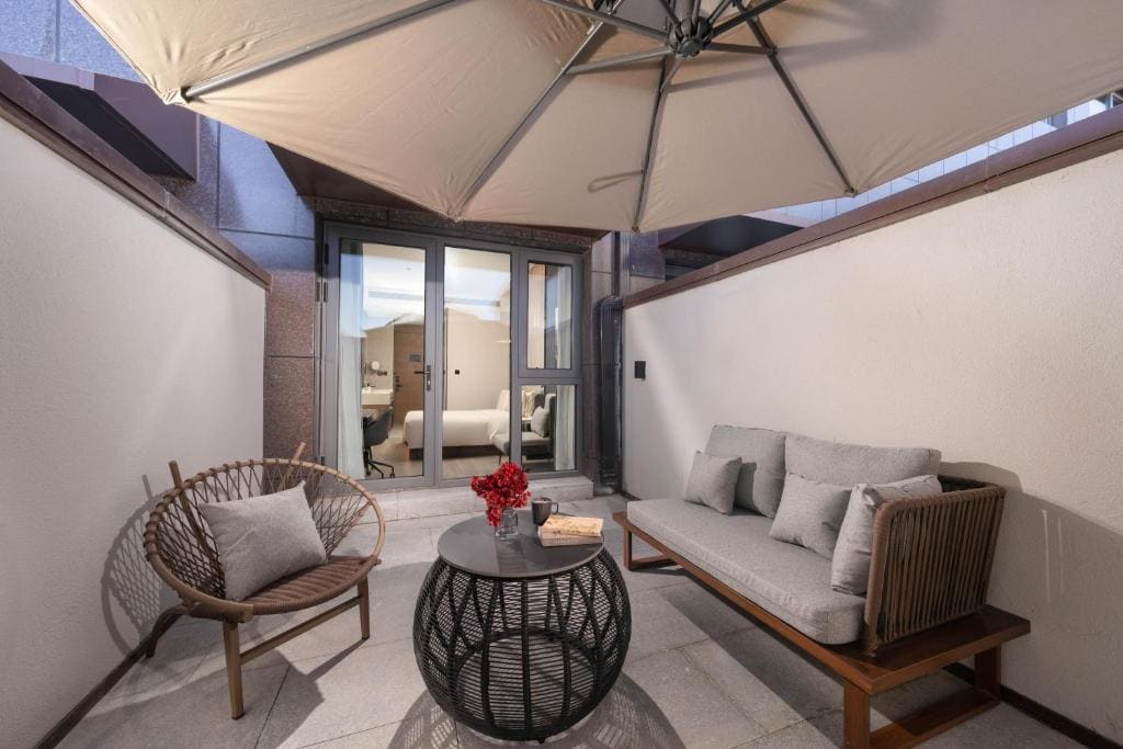 Executive Double Room with Courtyard room - Image 3
