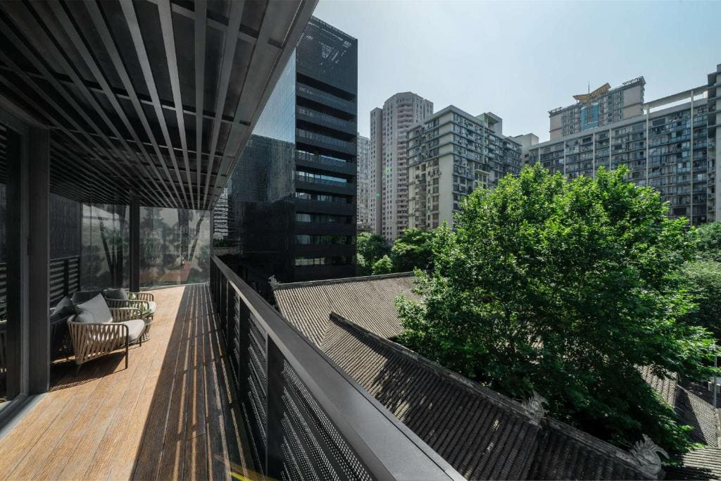One-Bedroom Apartment with Balcony room - Image 2