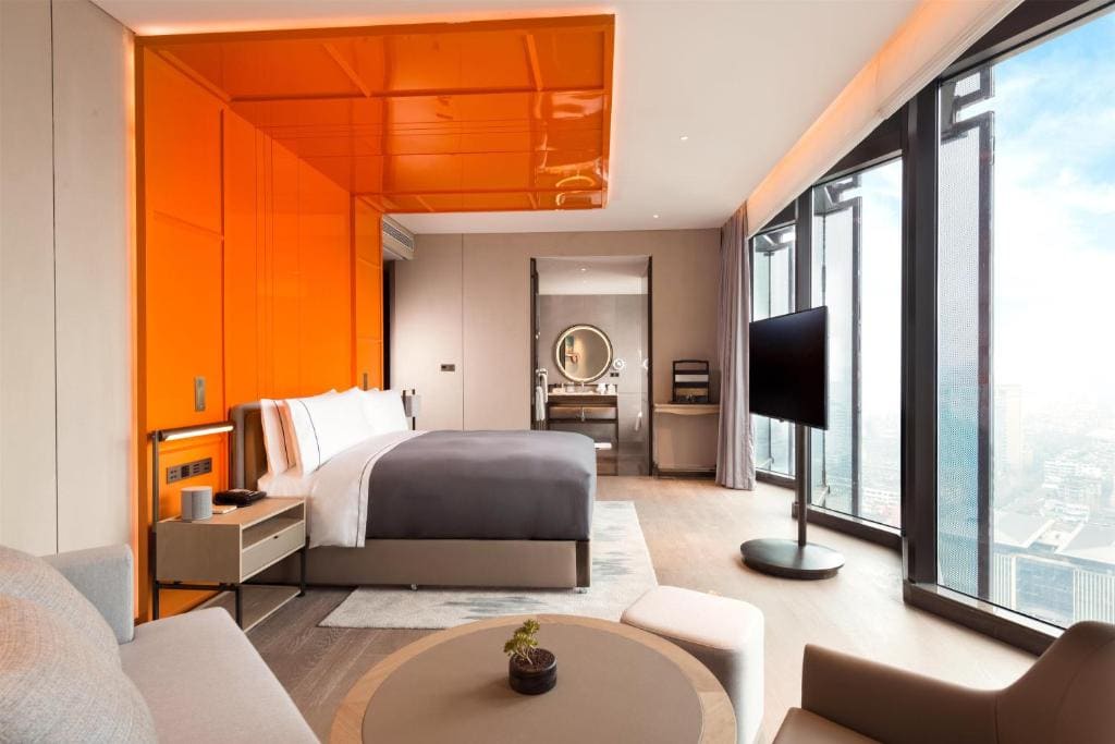Premier King Room with Tianfu Square View room - Image 2