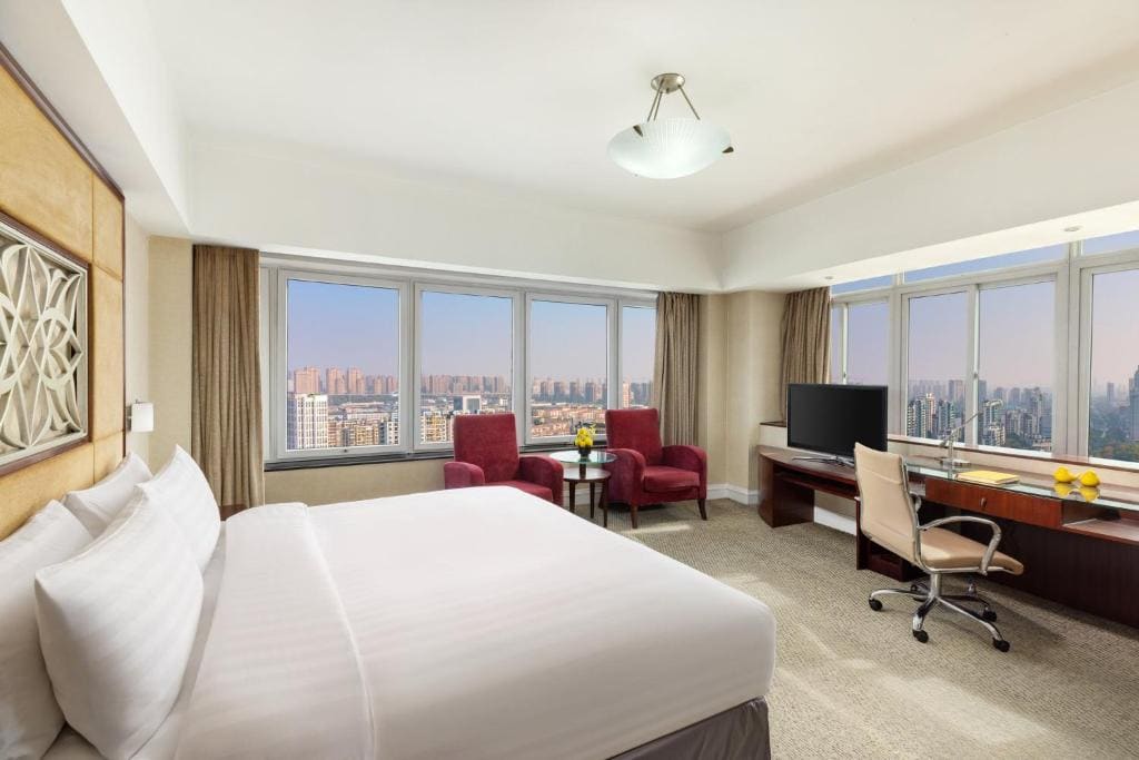 King Suite with City View - High Floor room - Image 1
