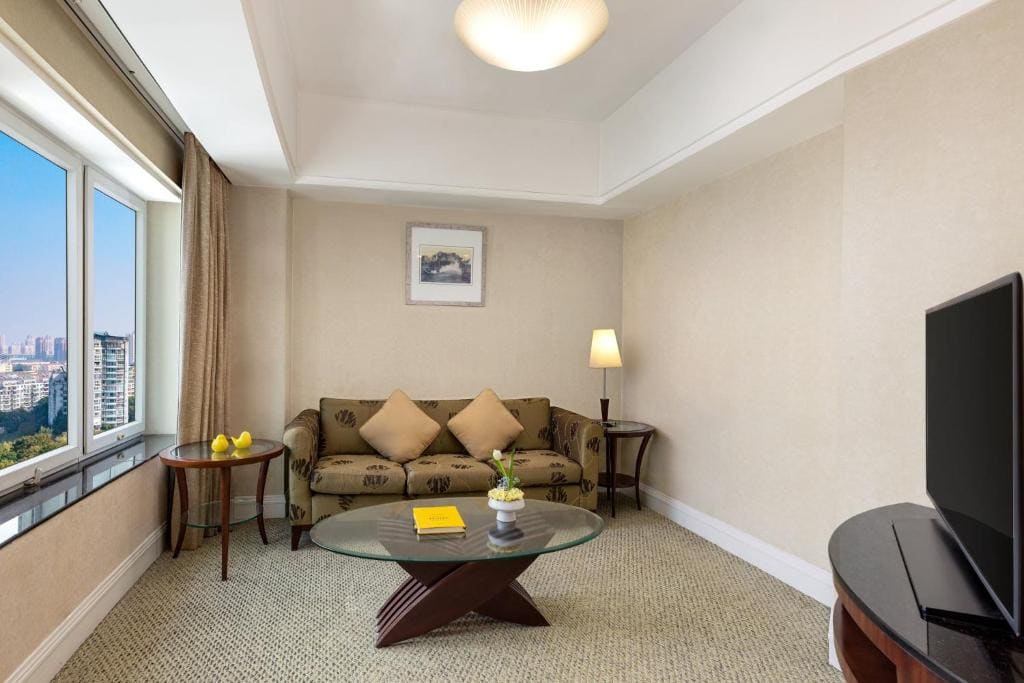 King Suite with City View - High Floor room - Image 2