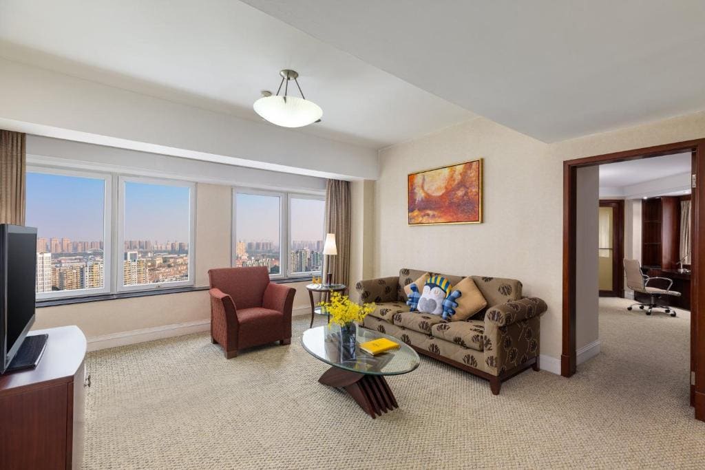 One-Bedroom King Suite with City View - High Floor room - Image 1